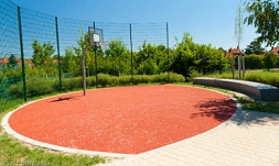 Basketball: Streetballfeld in 01 Rot
                          (Tartanbelag) mit grosser Bank in Lausa,
                          Region Dresden
