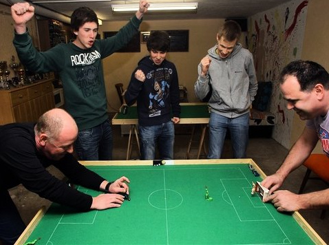 Tipp-Kick auf einem Spielbrett in
                            Weiler, Region Pforzheim, Baden-W�rttemberg,
                            Deutschland