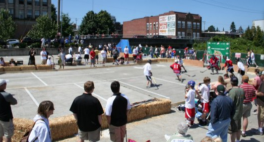 Strassenhockey (Street Hockey) 03 auf
                            einem Parkplatz mit Strohballen als Bande,
                            "USA"