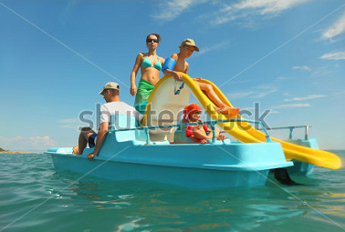 Wasserspiel 06, Pedalo
                            mit Rutschbahn, keine Ortsangabe,
                            Shutterstock