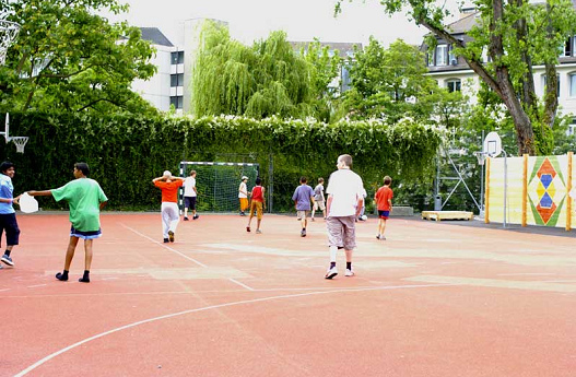 Kombi-Spielfeld in Rot
                            an der Schule Schanzengraben in Z�rich