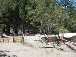 Fussballfeld mit
                            bemalter Bande, Schule Kitawa, Salasaca,
                            Ecuador