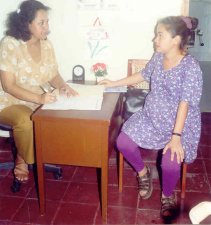 oder eine
                              Gyn�kologin (hier im Beratungsgespr�ch)