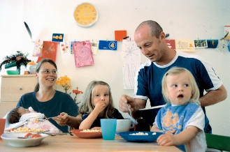 Eine Familie am Tisch