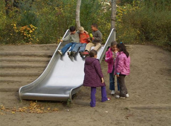 Wilhelm-Hauff-Grundschule in Berlin, breite
                  Rutschbahn auf dem Schulhof