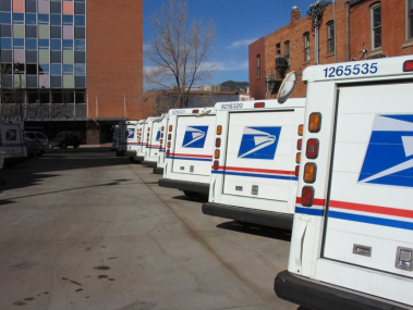 Carros del correo de
                        los Estados con el s�mbolo del correo nacional,
                        en ingl�s: "post office van" o
                        "mail van"