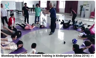 Dr. Blomberg in China 2016:
                      sich auf dem Bauch wiegen