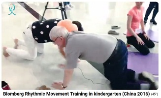Dr. Blomberg in China 2016: Zu
                      zweit auf allen Vieren laufen mit einem
                      Luft-K�rbis zwischen den K�pfen