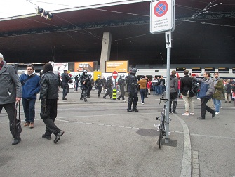 Demo Z�rich
                  30.10.2021: Pitbullpolizie 02 mit
                  "Ausr�stung" wie im Krieg