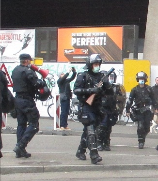 Demo
                  Z�rich 30.10.2021: Pitbullpolizie 03 mit
                  "Ausr�stung" Gummigeschoss-Gewehr