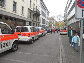Demo in
                  Z�ricch vom 30.10.2021: Polizeiautos sind auch Taxis,
                  alles war vorbereitet