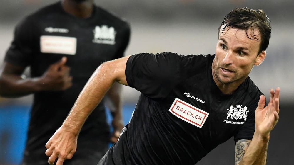 GENimpfschaden Lausanne (Schweiz) 5.2.2022:
                    Fussballspieler Perrier �berlebte Herzstillstand -
                    wird aber nie mehr Profi sein: Micha�l Perrier
                    �berlebte einen Herzstillstand – jetzt verabschiedet
                    sich der Ex-Aarauer endg�ltig vom Profifussball