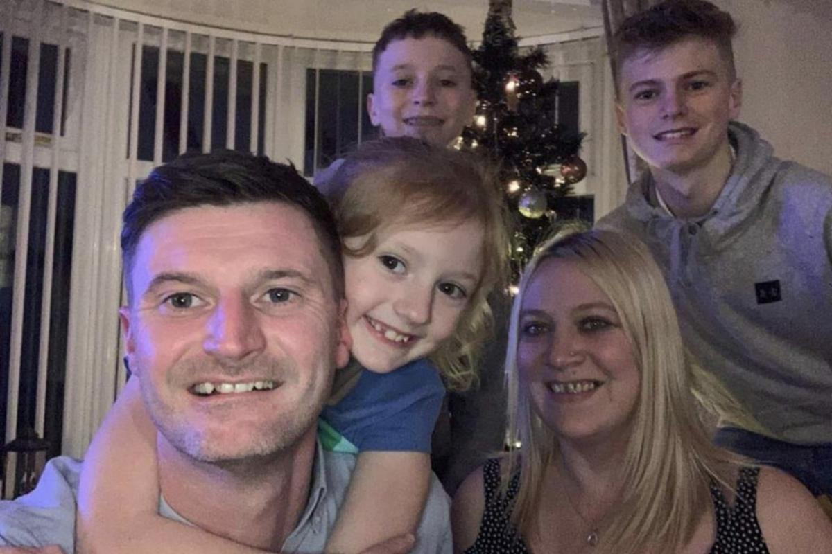 Verdacht GENimpfmord Aycliffe (Nord-GB) 14.2.2022:
                Fussballspieler Darren Scott (40) kollabiert auf dem
                Spielfeld - tot [wahrscheinlich Herzinfarkt oder
                Herzstillstand]: Heartfelt tributes paid to 'devoted'
                Aycliffe footballer after he dies on the pitch