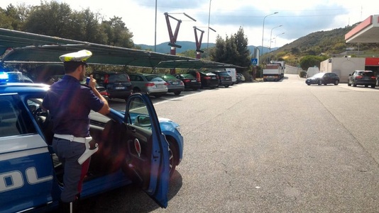 Verdacht Vaccident in der Region Genua
(1G-Fascho-Italien) 19.3.2022: Lastwagenfahrer
stirbt am Steuer - mit 53 weg: Sestri Levante:
53-jähriger LKW-Fahrer tot in der Kabine seines
Fahrzeugs aufgefunden worden, Opfer eines
plötzlichen medizinischen Notfalls. (orig. italiano:
Tragedia in A12, 53enne trovato morto sul suo
camion) Verdacht Vaccident in der Region Genua
(1G-Fascho-Italien) 19.3.2022: Lastwagenfahrer
stirbt am Steuer - mit 53 weg: Sestri Levante:
53-jähriger LKW-Fahrer tot in der Kabine seines
Fahrzeugs aufgefunden worden, Opfer eines
plötzlichen medizinischen Notfalls. (orig. italiano:
Tragedia in A12, 53enne trovato morto sul suo
camion)