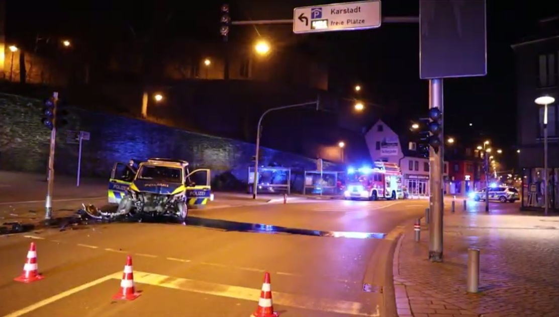 Video: Siegen 23.3.2022: Polizeiauto
geschrottet - Ampelpfosten ist Schuld - Verdacht
Vaccident (40'') Video: Siegen 23.3.2022:
Polizeiauto geschrottet - Ampelpfosten ist Schuld -
Verdacht Vaccident (40'')