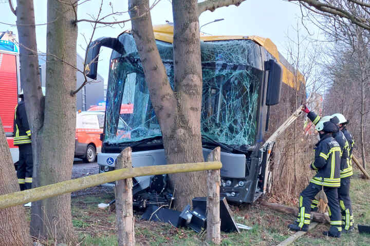 Verdacht Vaccident in Leipzig 1.4.2022:
Linienbus findet einen Baum - Meldung vom 31.3.2022:
Linienbus kracht gegen Baum: Zwei Verletzte bei
schwerem Crash in Leipzig Verdacht Vaccident
in Leipzig 1.4.2022: Linienbus findet einen Baum -
Meldung vom 31.3.2022: Linienbus kracht gegen Baum:
Zwei Verletzte bei schwerem Crash in Leipzig