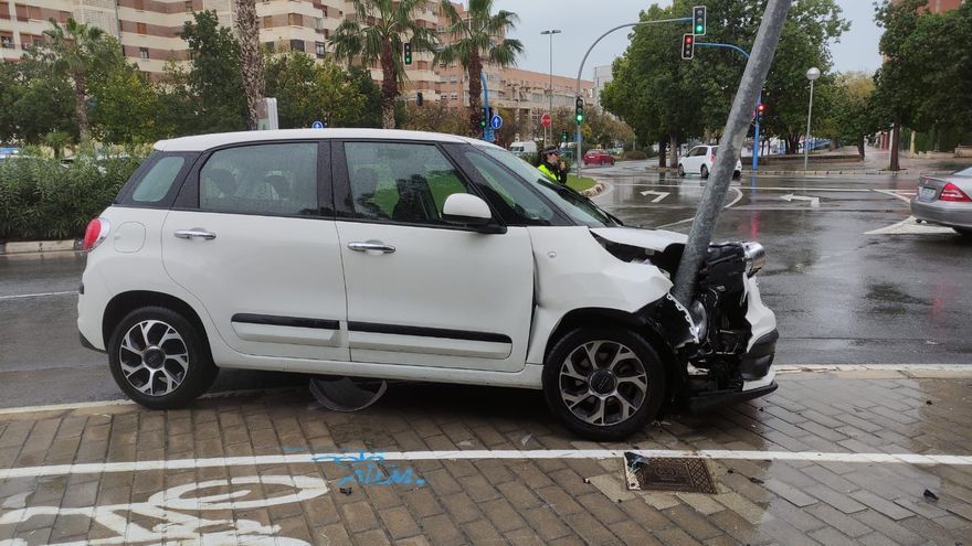 Verdacht Vaccident in Alicante (Spanien)
6.4.2022: Autofahrer (71) hat Zusammenbruch am
Steuer - testet Lichtmast: Alicante: 71-jähriger
Autofahrer erleidet tödlichen medizinischen Notfall,
das Auto mit dem herztoten Fahrer rast in einen
Lichtmast. Meldung vom 5.4.22 (orig. Spanisch: Un
conductor de 71 años fallece mientras circulaba por
una avenida de Alicante) Verdacht Vaccident in
Alicante (Spanien) 6.4.2022: Autofahrer (71) hat
Zusammenbruch am Steuer - testet Lichtmast:
Alicante: 71-jähriger Autofahrer erleidet tödlichen
medizinischen Notfall, das Auto mit dem herztoten
Fahrer rast in einen Lichtmast. Meldung vom 5.4.22
(orig. Spanisch: Un conductor de 71 años fallece
mientras circulaba por una avenida de Alicante)