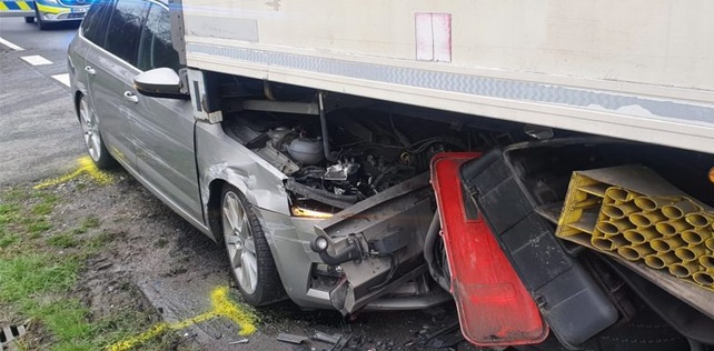 Verdacht Vaccident Fröndenberg (NRW, 4R)
6.4.2022: Autofahrer hat Ohnmacht am Steuer - Auto
fährt auf Rastplatz (!) in Heck von Lkw: Unfall auf
A44-Rastplatz: Fahrer kracht unter Lastwagen Verdacht Vaccident Fröndenberg (NRW, 4R)
6.4.2022: Autofahrer hat Ohnmacht am Steuer - Auto
fährt auf Rastplatz (!) in Heck von Lkw: Unfall auf
A44-Rastplatz: Fahrer kracht unter Lastwagen
