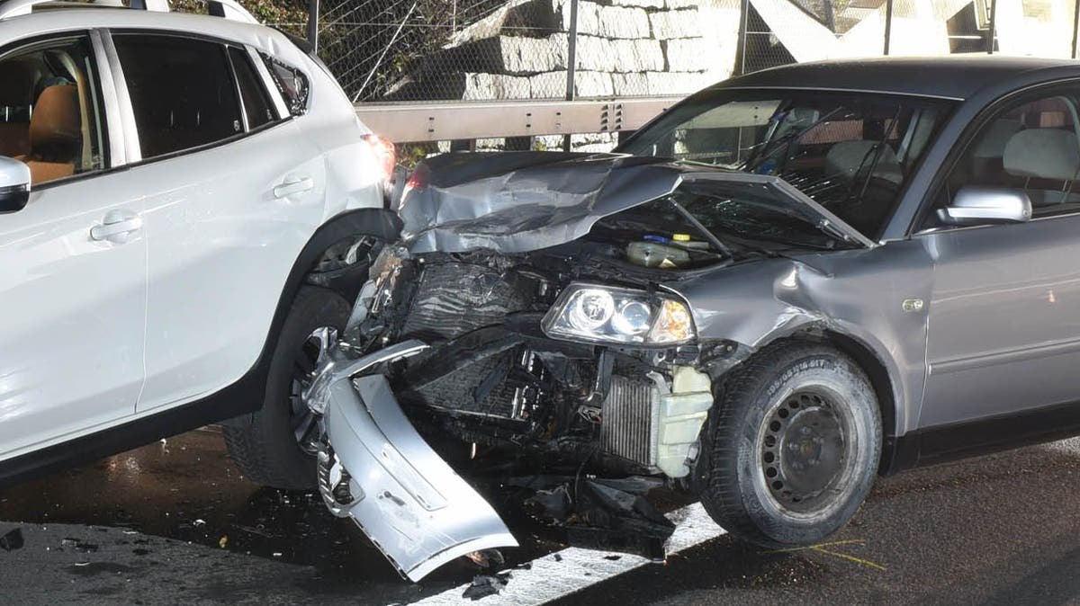 Verdacht Vaccident in Luzern (Schweiz)
6.4.2022: Unfall im Autobahntunnel: Autofahrer halb
ohnmächtig berührt mehrfach den Tunnel-Randstein -
und schiesst nach dem Tunnel das vordere Auto
"ab": Unfall im Reussporttunnel Luzern:
Zwei Personen im Spital Verdacht Vaccident in
Luzern (Schweiz) 6.4.2022: Unfall im Autobahntunnel:
Autofahrer halb ohnmächtig berührt mehrfach den
Tunnel-Randstein - und schiesst nach dem Tunnel das
vordere Auto "ab": Unfall im
Reussporttunnel Luzern: Zwei Personen im Spital