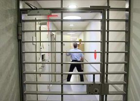 Una
                          prisi�n en gris, p.e. el prisi�n
                          "Waaghof" en Basilea en Suiza