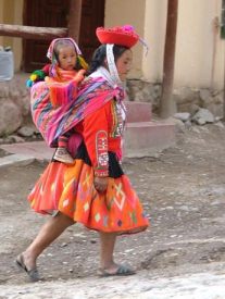 La ropa de una peruana ind�gena
                            con un bebe en Cusco