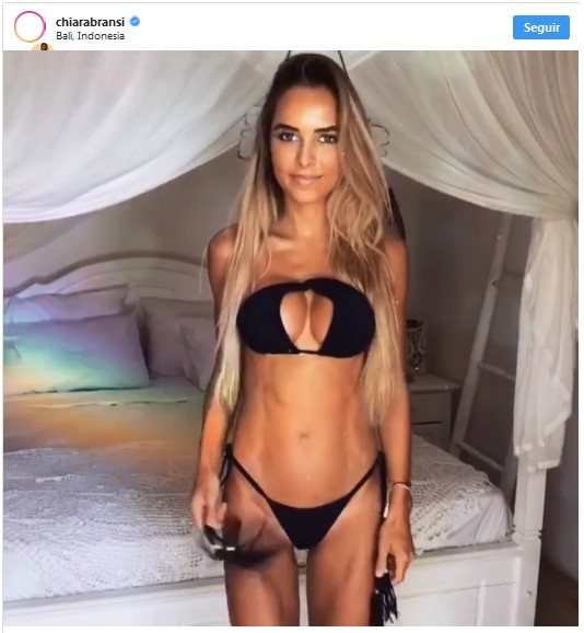 BH-Nackentr�ger �ber der
              Brust verknotet und verstaut - Chiara Bransi