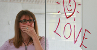 Wasserfester Lippenstift auf
                einem Spiegel