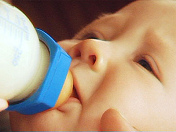 Cuando el bebe va crecer con el biber�n,
                          el bebe no solo tiene que aceptar una
                          alimentaci�n de segunda calidad, pero el bebe
                          chupa tan ligeramente que no hay impulso de
                          crecimiento para los huesos maxilares y el
                          desarrollo de los huesos maxilares, y as� no
                          hay impulso de desarrollo de la cara. Los
                          huesos maxilares y la cara van ser mucho
                          demasiado delgados y m�s tarde los dientes
                          permanentes no tienen bastante espacio pues
                          [2].