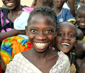In Afrika haben
viele Menschen keine Probleme mit
Zahnstellungen, weil sie einen breiten
Kiefer haben, der daher kommt, weil die
Kinder alle an der Mutterbrust gestillt
werden. Und da in Afrika die Eier mit der
Schale gegessen werden, ist auch für
genügend Kalk für die Zähne gesorgt... In Afrika haben viele Menschen keine
Probleme mit Zahnstellungen, weil sie
einen breiten Kiefer haben, der daher
kommt, weil die Kinder alle an der
Mutterbrust gestillt werden. Und da in
Afrika die Eier mit der Schale gegessen
werden, ist auch für genügend Kalk für die
Zähne gesorgt...