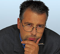 Wenn jemand den Kopf am Kinn
                              aufst�tzt, dann sind die Z�hne in grosser
                              Gefahr, dass sie zusammenbeissen