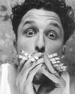 Ein Raucher mit 10 Zigaretten im Mund:
                            Dies entspricht etwa der Tagesdosis eines
                            durchschnittlichen Rauchers. Die Folgen in
                            der Mundh�hle sind verheerend