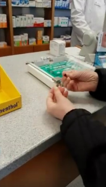 Es fiel
                    auf, dass die Medikamente nicht wirkten. Bei einer
                    Pr�fung kam heraus: Es waren alles leere Kapseln -
                    Geld zur�ck!