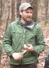 Dave
                        Jacke gibt Kurs im Wald