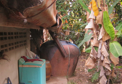 Regenwasser auffangen, hier eine gigantische
                Regentonne aus Cheramik von einer Reisfarm in Thailand