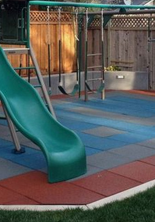 Spielplatz mit ged�mpften Bodenplatten