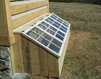 Keimlingsbeete aus alten Fenstern, die
                geneigt sind