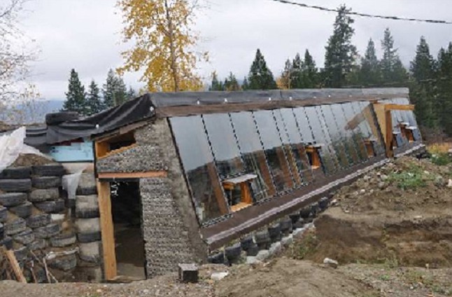 Grubengew�chshaus mit Fensterwand
                zur Sonnenseite und Abflusskanal