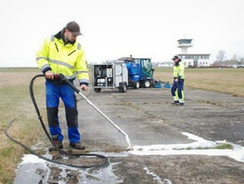 Heisswasser gegen Unkraut in
                Ritzen, z.B. an einem Flugplatz