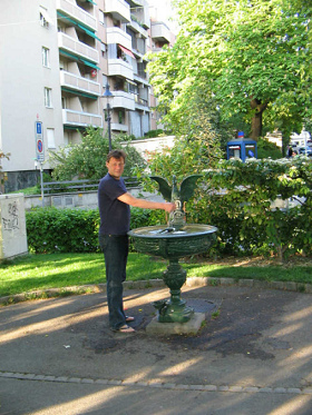 Drachenbrunnen "Drachenbr�nneli" mit
                    Hundetr�nke am Sockel, Basel, Unterer Rheinweg.
                    Kinder unter 12 haben hier kaum Zugang