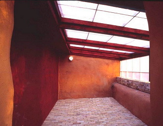 Walipini: Invernadero
                            semienterrado en un pendiente con un piso en
                            ladrillos de tierra