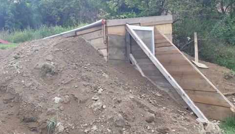 Now
                              the entrance zone is made bigger with
                              inclined wooden walls which are heaped up
                              with earth again