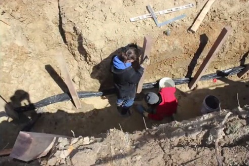 La zanja
                              recibe un tubo para el desag�e y para la
                              ventilaci�n, y unos postes ya est�n
                              fijados 1