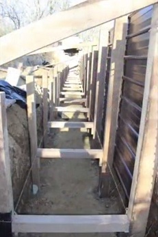 En la zanja se ha
                              instalado vigas de distancia