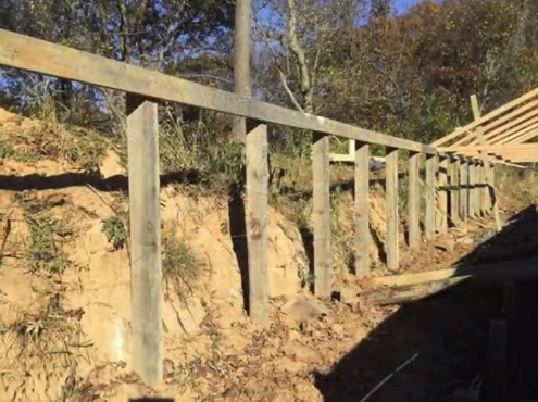 Ahora se prepara la pared trasera con
                              columnas y una viga gigante