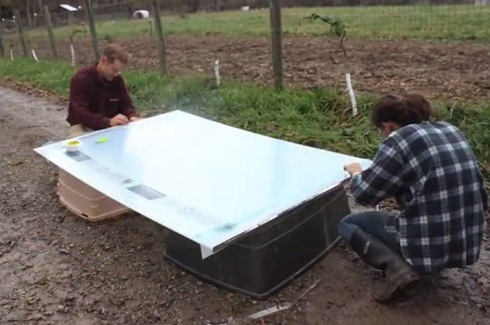 Planchas dobles cavernosas
                              de policarbonato est�n instaladas en un
                              marco de madera