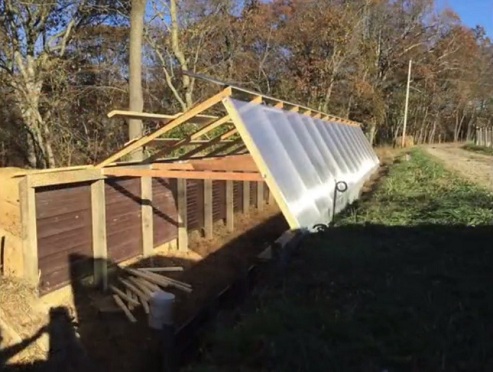 La
                              construcci�n del techo est� terminada,
                              vista lateral