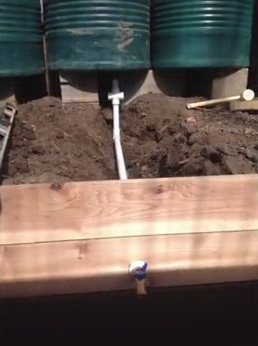 Unos barriles
                                de agua dan el servicio de un grifo