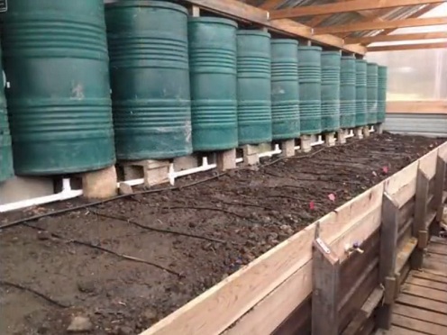 El bancal elevado
                                tiene un sistema de riego por goteo que
                                viene de los barriles