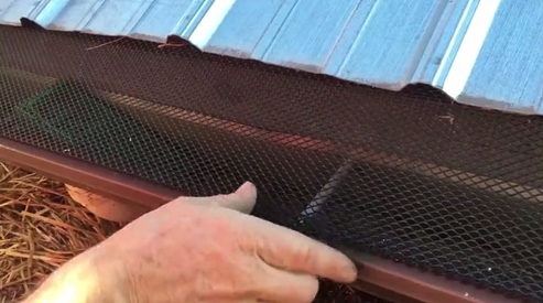 Canal�n
                                de lluvia con una reja fina como filtro
                                primero