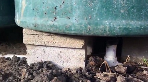 El sistema de
                                tubos debajo de los barriles de agua 02